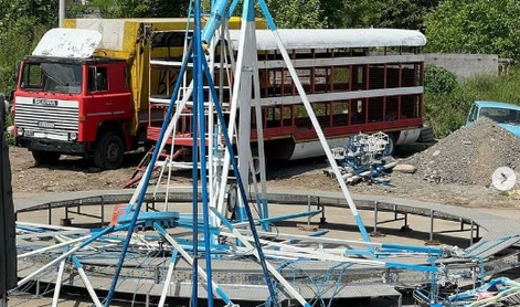 Nesreča v zabaviščnem parku v Srbiji: odtrgal se je vrtiljak, na katerem je bilo več otrok