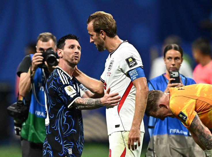 Angleški kapetan Harry Kane je športno čestital Lionelu Messiju za napredovanje v finale. | Foto: Reuters