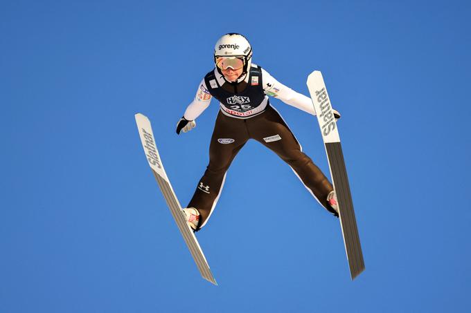 Nika Prevc je tekmovalno sezono 2. decembra začela z desetim mestom na srednji skakalnici v Lillehammerju, dan zatem pa je na večji skakalnici na norveškem prizorišču zasedla 17. mesto. Po dveh tekmah je zasedala 15. mesto skupnega seštevka. | Foto: Reuters