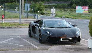 Na slovensko mejo prišla z lamborghinijem, domov sta šla s taksijem