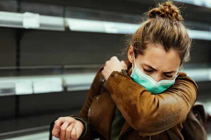 Raziskovalci niso odkrili povezav med kašljanjem in prenosom virusa na drugo oseba. | Foto: Getty Images