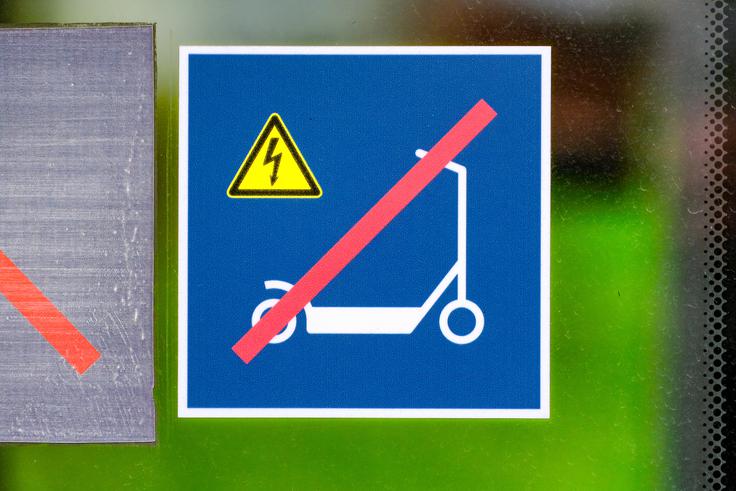 Prepoved Znak za prepoved prevoza e-skirojev na tramvaju v Düsseldorfu. | Foto: Guliverimage