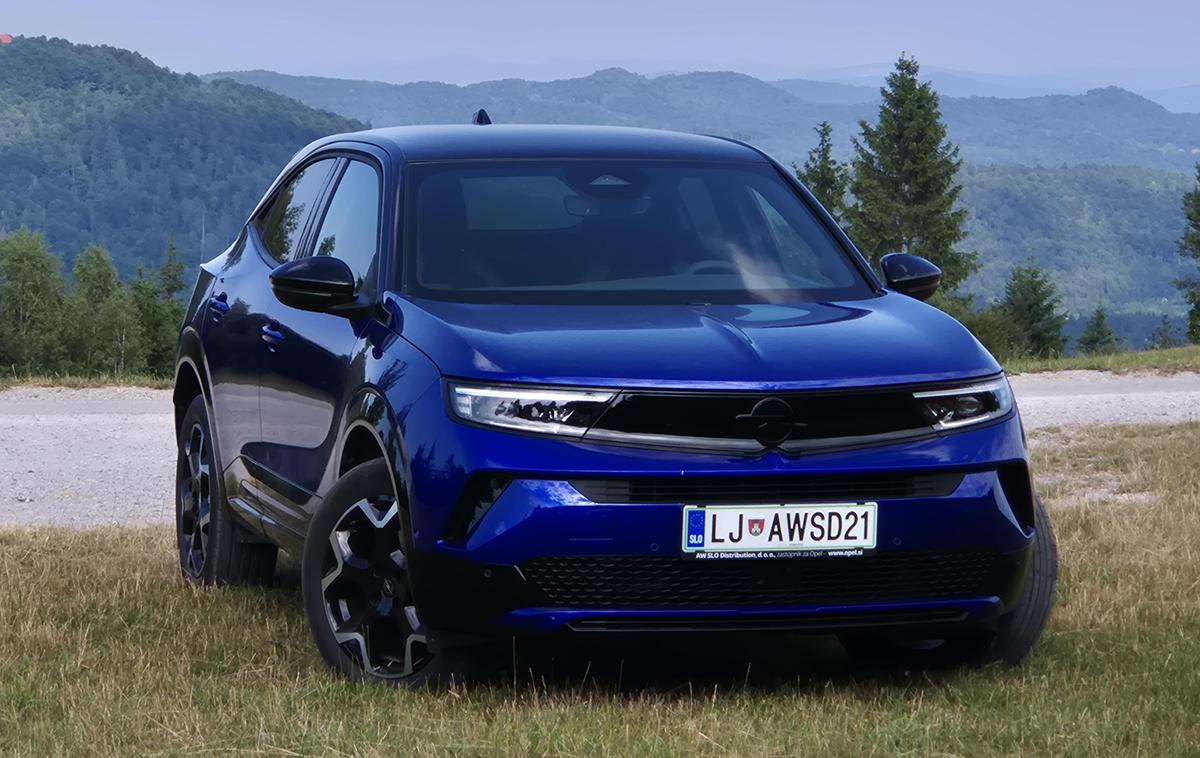 Opel mokka | Črni vizor med žarometoma s spremenjeno obliko Oplovega bliska in dnevnimi lučmi LED pomeni nov oblikovalski podpis mokke. Zračne reže so preoblikovane, odbijaču pripisujejo bolj dinamičen videz.  | Foto Aleš Črnivec