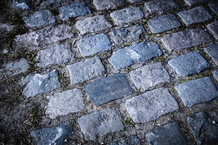 Za ureditev tlakovanih sektorjev skrbijo člani društva Prijatelji dirke Pariz-Roubaix, ki smo se jim v torek pridružili na ogledu trase. | Foto: Ana Kovač