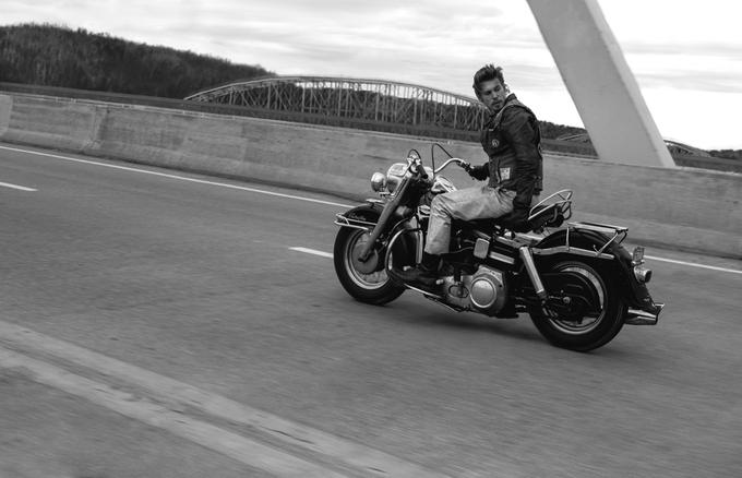 Scena, ki je videti, kot da bi jo vzeli iz knjige fotografij, ki so navdihnile film: svoboda prazne ceste na motorju. | Foto: Karantanija Cinemas