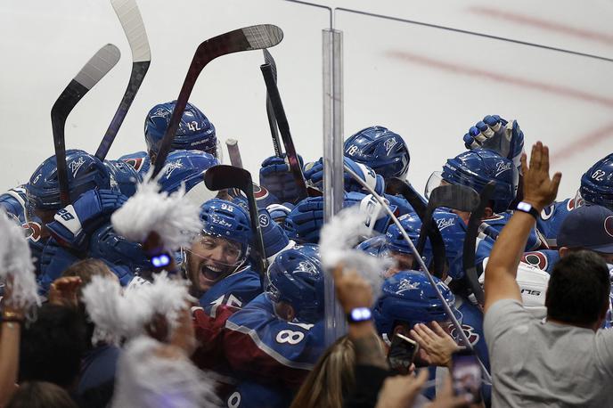 Andre Burakovsky | Veselje hokejstov Colorada po zmagovitem zadetku, ki ga je v podaljšku dosegel Andre Burakovsky. | Foto Reuters
