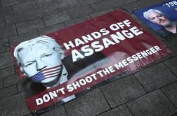 Twitter gorel: Bo Trump pomilostil Assangea?
