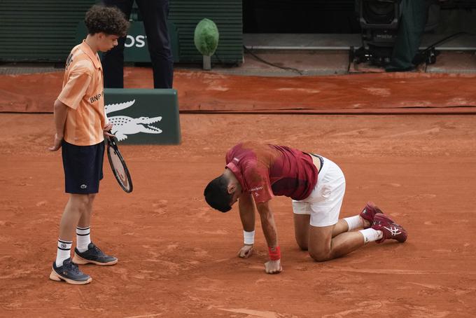 Novak Đoković se je med ponedeljkovim dvobojem večkrat znašel na tleh. | Foto: Guliverimage