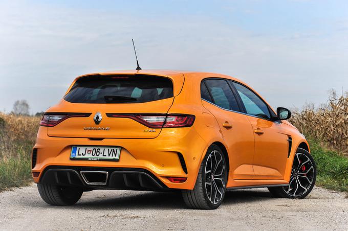 Tak renault megane RS z vpadljivo oranžno kovinsko barvo (1.600 evrov), 19-palčnimi platišči in športnim podvozjem stane okrog 38 tisoč evrov.  | Foto: Gašper Pirman