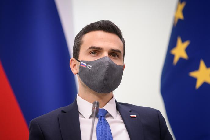 Slovenija je v Ukrajino poslala puške, čelade in strelivo #video