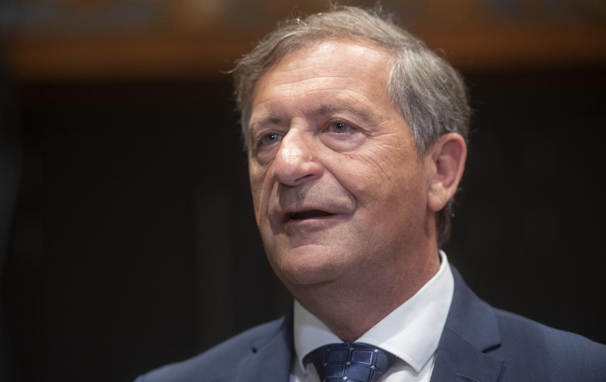 Interpelacija Karl Erjavec | V DeSUS so v torek namreč napovedali vložitev dopolnila, po katerem bi izredno uskladitev pokojnin lahko izvedli že, če bo gospodarska rast višja od 2,5 odstotka BDP, in ne treh odstotkov kot do zdaj. | Foto STA