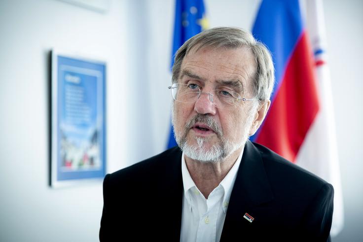 "Jaz sem pozdravil dejstvo, da se je nekdanji predsednik države Milan Kučan priključil temeljnemu prepričanju, da je osamosvojitev največ, kar je slovenski narod dosegel v svoji politični zgodovini," pravi Peterle. | Foto: Ana Kovač
