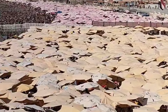 Plaža | Senčniki se med seboj dobesedno prekrivajo.  | Foto TikTok