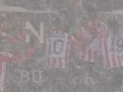 Vratarja kidala kazenski prostor, v metežu zadel s škarjicami #video