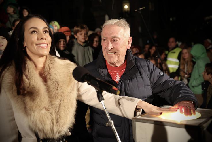 Tina Gaber je lučke prižgala skupaj z ljubljanskim podžupanom Alešem Čerinom.  | Foto: Ana Kovač