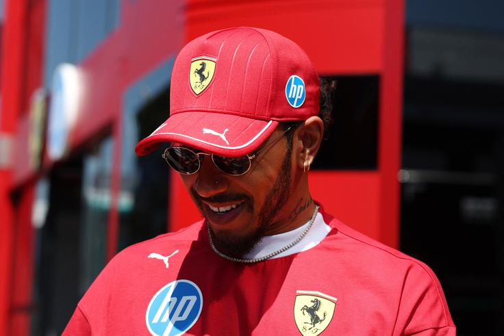 Lewis Hamilton ob prihodu na stezo Enzo e Dino Ferrari. | Foto: Reuters