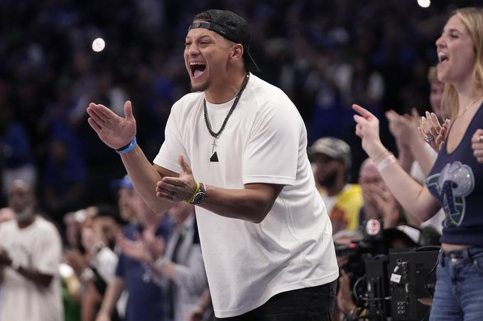 Patrick Mahomes je pogosto ob parketu na tekmah Dallas Mavericks. Prizadelo ga je, ko so se znebili Luke Dončića. | Foto: Guliverimage