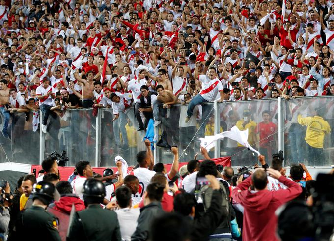 Takole so nogometaši Peruja v Limi novembra lani z navijači proslavljali uspeh. | Foto: Reuters