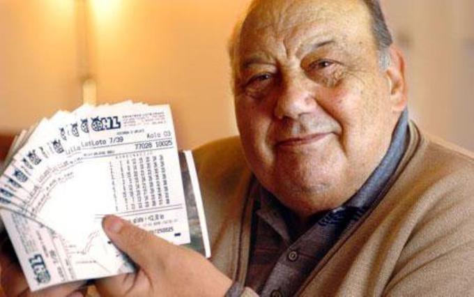 Frane Selak s srečkami hrvaške loterije | Foto: 
