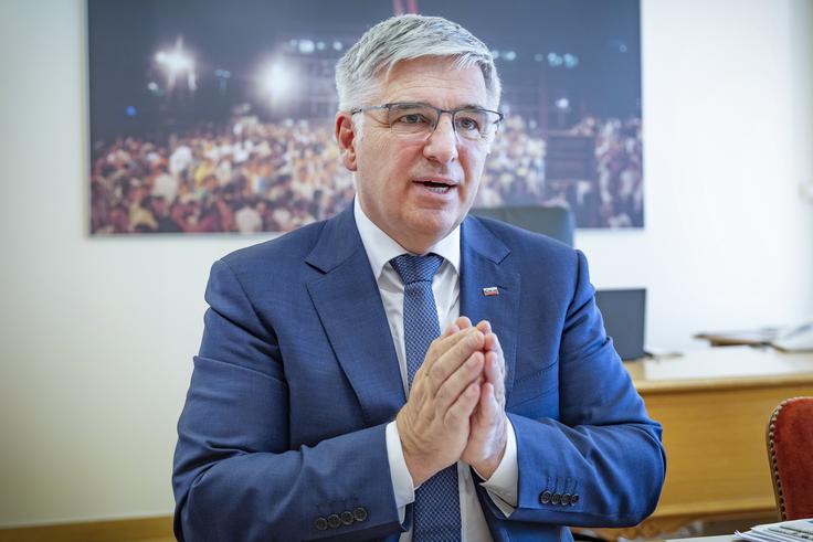 "Zanimivo je, da so vsa novinarska vprašanja glede financiranja stranke prišla iz Mladine in s portala Necenzurirano, pa tudi nekaj svetnikov in svetnic mi je zastavilo podobna oziroma ista vprašanja. Sprašujem se, kako lahko tako različne skupine postavljajo ista vprašanja. Človek dobi občutek, da je vse skupaj koordinirano." | Foto: Ana Kovač