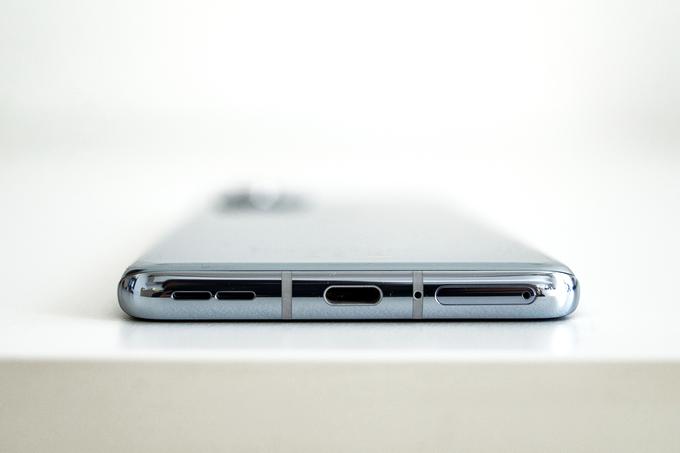 Spodnja stran pametnega telefona OnePlus 9 Pro | Foto: Ana Kovač