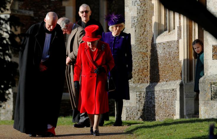 Britanska kraljica Elizabeta II. je v vnaprej posnetem božičnem nagovoru prebivalcem Združenega kraljestva sporočila, da je bilo letošnjo leto "precej nemirno". | Foto: Reuters