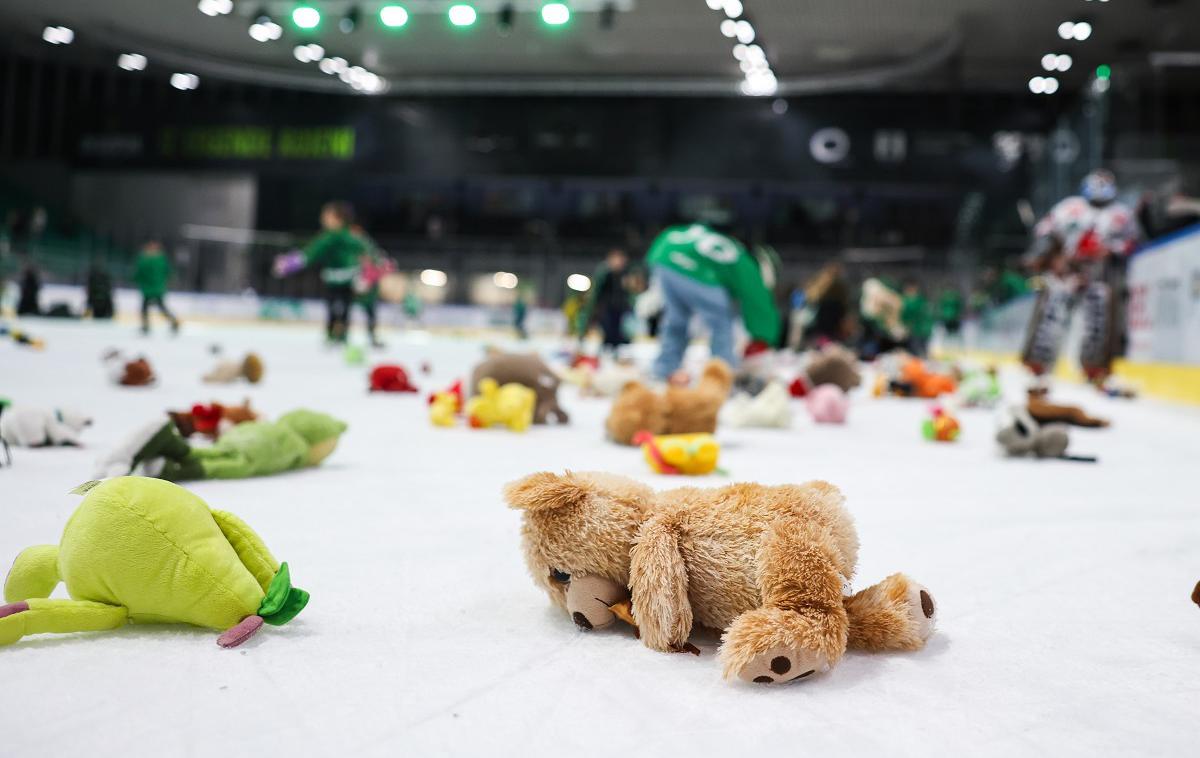 Olimpija Innsbruck hokej | Tekma je imela dobrodelno noto. Klub je priredil Teddy Bear Toss, na katerem so obiskovalci ob prvem zadetku domače ekipe na led vrgli plišaste igračke. Te bodo podarili Društvu za razvoj prostovoljnega dela Novo mesto, ki bo z njimi obogatilo praznike otrokom v stiski. | Foto Aleš Fevžer