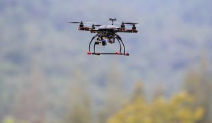 Upravljalci dronov, pozor, tu je prvi izpitni rok agencije