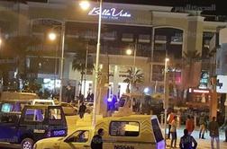 Napad na hotel v Hurgadi: turisti ranjeni, en napadalec umrl, drugi ranjen (video)