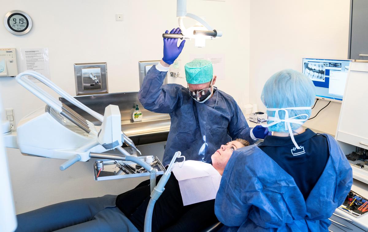 Danska zobozdravnik | Na ZZZS predvidevajo, da bo doplačil zavarovanih oseb za zobozdravstvene storitve in zobno-protetične pripomočke po novem manj. | Foto Reuters