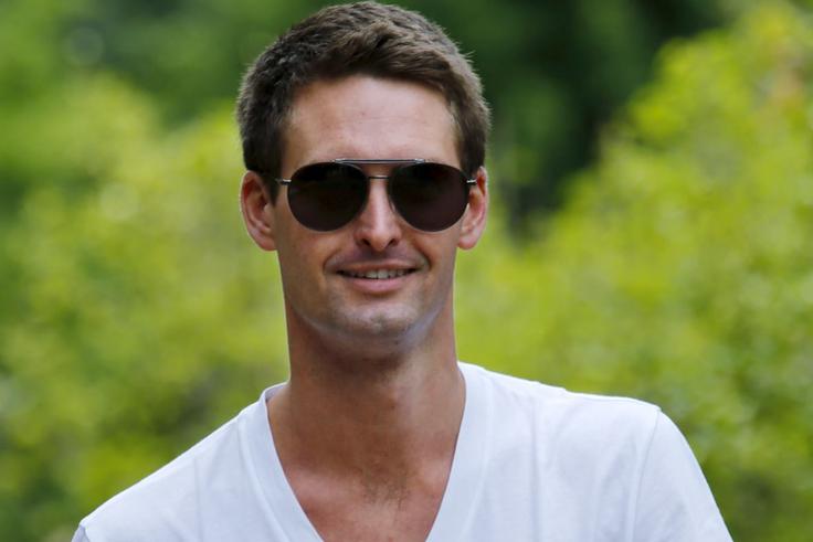 Evan Spiegel je leta 2012 soustvaril Snapchat, eno najbolj priljubljenih aplikacij za pametne telefone na svetu. Snapchat omogoča pošiljanje fotografij in videoposnetkov, ki po ogledu izginejo. Danes je Spiegel direktor podjetja Snap, Inc., ki ob aplikaciji razvija tudi pametna očala s kamero Spectacles.  | Foto: Reuters