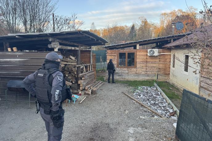 Novo mesto, policija, varnost | Pripadniki posebne enote so v enem izmed naselij v Novem mestu na podlagi odredbe sodišča opravili hišno preiskavo in kršitelju zasegli predelano plinsko pištolo, gumijevko in prepovedan pirotehnični izdelek. | Foto PU Novo mesto