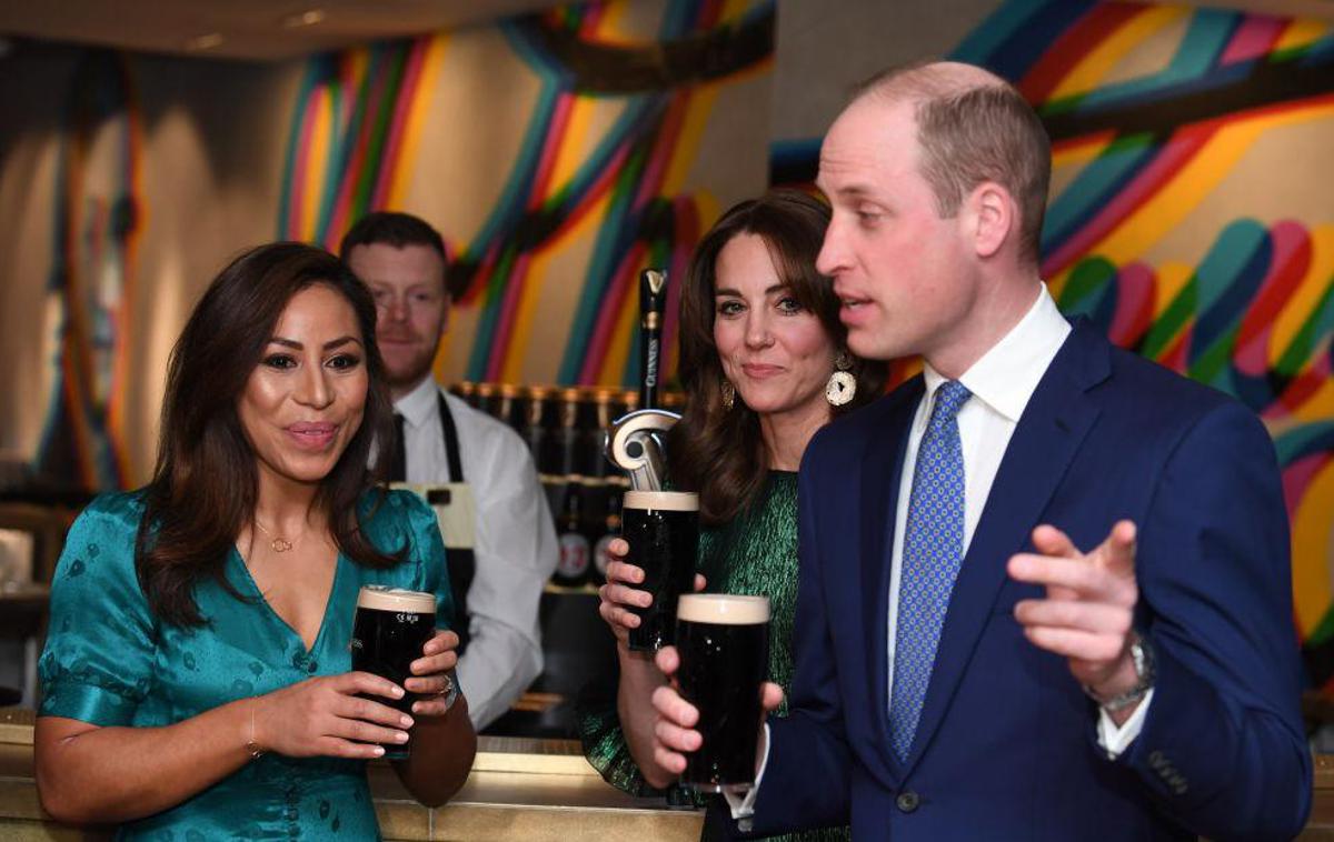 Kate in William Irska | Kraljevi par je na sprejemu v pivovarni Guinnessa sproščeno srkal pivo in kramljal s povabljenci. | Foto Getty Images