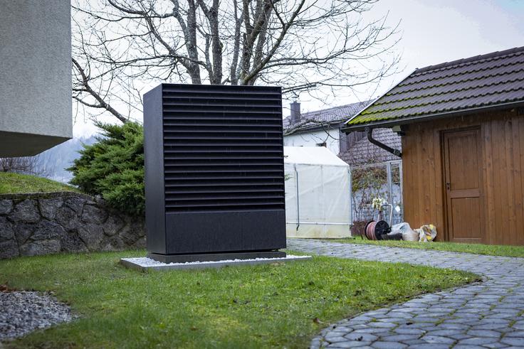 Slika zunanje enote ogrevalne toplotne črpalke, ki se je vgradila naknadno.  | Foto: Ana Kovač