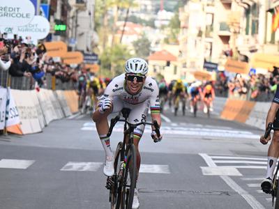 Raztrgan Pogačarjev dres fundaciji prinesel 95.100 evrov