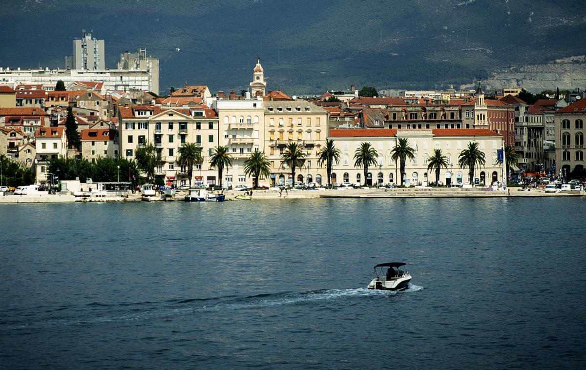 Hrvaška Split Dalmacija morje jadran | Na Hrvaškem je trenutno 16.891 aktivnih okužb. V bolnišnicah zdravijo 1878 bolnikov s covid-19, na ventilatorjih jih je 205, kar je največ doslej. | Foto Ana Kovač