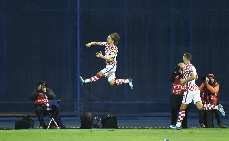 Veselje kapetana Luke Modrića po prvem zadetku Hrvaške v mreži Grčije v Zagrebu. | Foto: Reuters