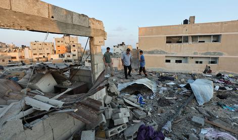 V izraelskem napadu na šolo v Gazi v soboto ubitih najmanj 17 ljudi