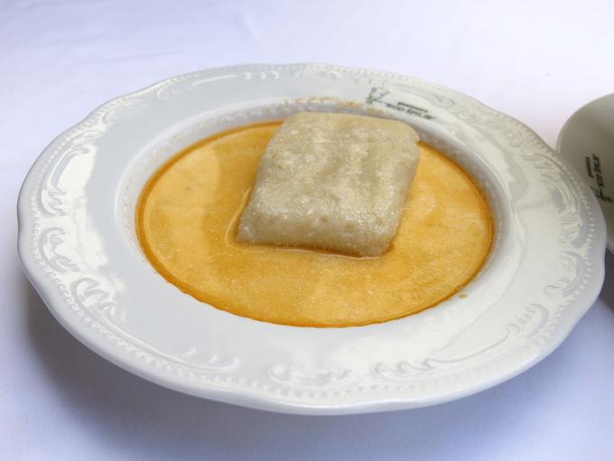 Smetanova juha z gigantskim štrukljem - v porciji sta dva. | Foto: Miha First