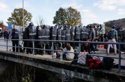 Hrvaška policija s solzivcem odgovorila na napad migrantov #foto #video