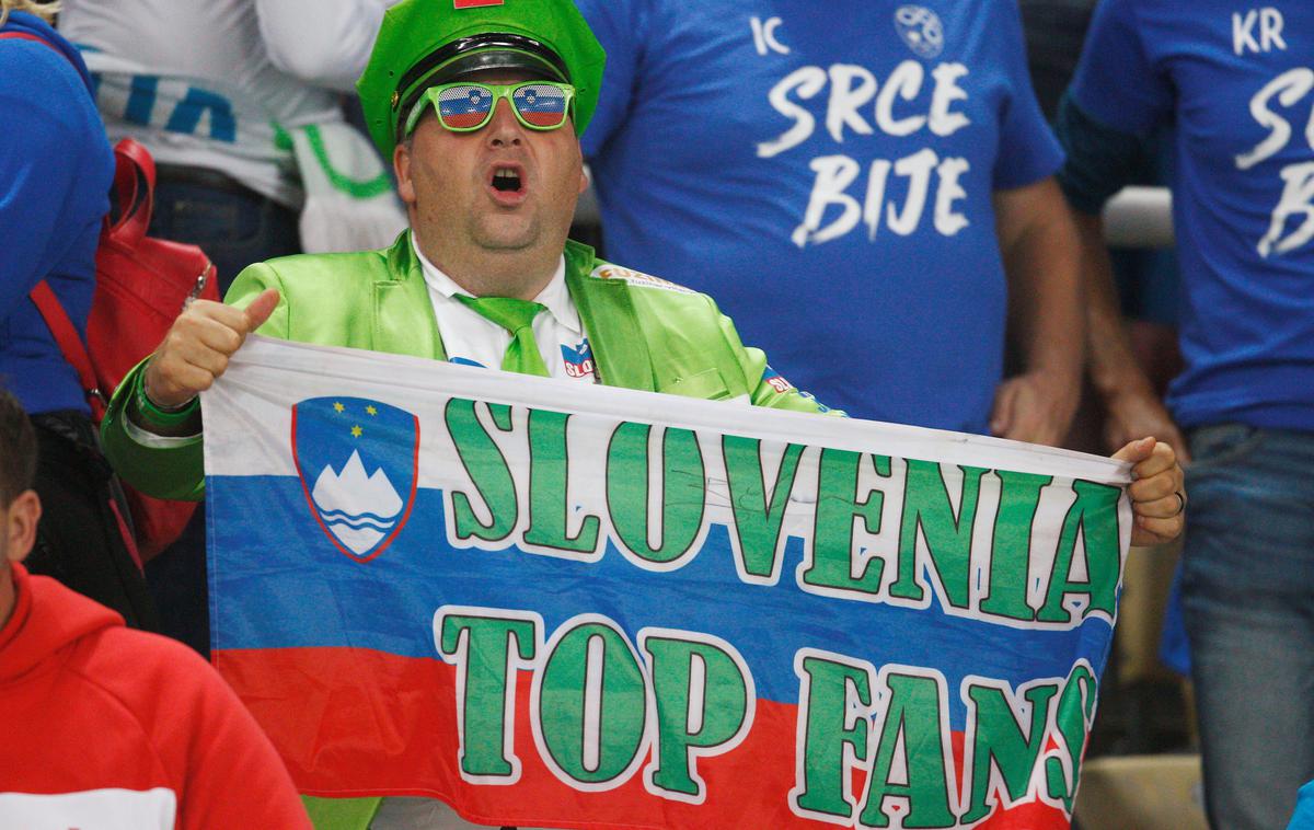 Slovenija Navijač Makedonija | Slovenska nogometna reprezentanca se bo v primeru treh zaporednih zmag do konca kvalifikacij uvrstila na Euro 2020. | Foto Reuters