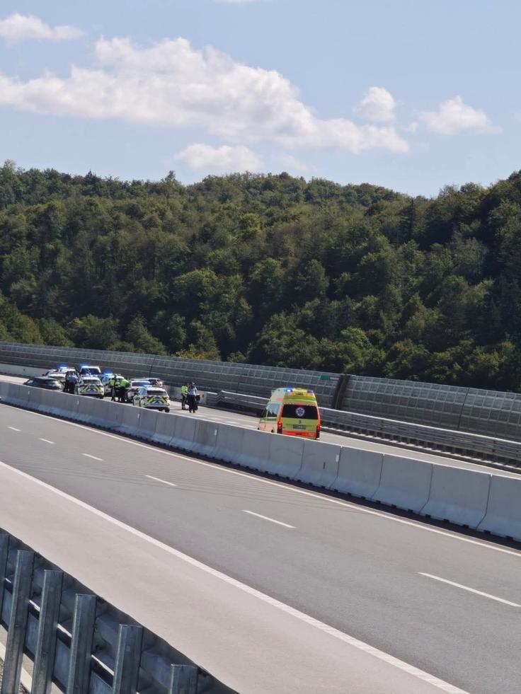 Med zasledovanjem je vozil upočasnjeno, vendar kljub večkratnim jasnim znakom, naj ustavi, tega ni storil. | Foto: Boštjan Engel