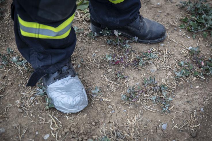 Pogorišče na Krasu. Požar. Kras. V boju proti ognju na Krasu je bilo uničene veliko opreme prizadevnih gasilcev, a se je bilo treba nemudoma znajti in nadaljevati gašenje. | Foto: Bojan Puhek