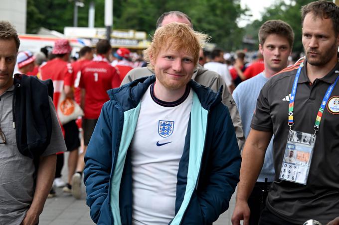 Ed Sheeran se je med turnejo ustavil tudi v Frankfurtu, kjer je na tekmi evropskega prvenstva v nogometu navijal za angleško ekipo.  | Foto: Guliverimage