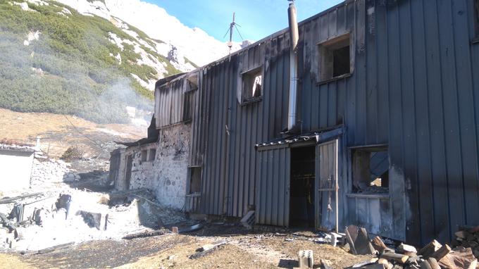 Žalostni ostanki Kocbekovega doma na Korošici, ki je po usodni napaki planinke, ki je namesto vode v zimski sobi prekuhavala petrolej, pogorel do tal.  | Foto: Beno Karner