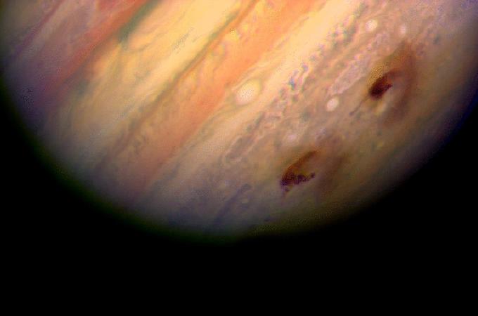 Veliki madeži na površini Jupitra, ki jih je povzročil trk kometa Shoemaker-Levy 9, so bili s pomočjo teleskopa opazni še več mesecev po dogodku, vidni pa celo bolj od Velike rdeče pege, ene od najbolj prepoznavnih površinskih lastnosti plinastega planeta. | Foto: Reuters