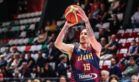 Slovenski reprezentant ob zvoku sirene zadel s polovice #video