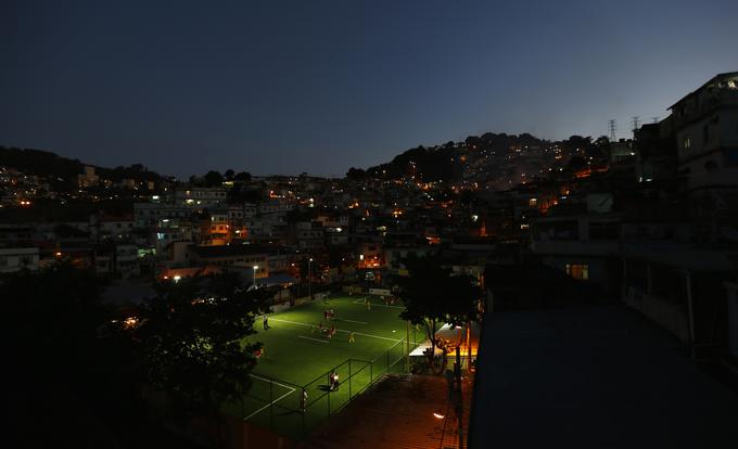 Nogomet se igra po vsem svetu, ponekod pač nimajo možnosti za ureditev igrišč po najvišjih standardih. Takole na polovičnem, a ličnem igrišču žogo brcajo v Mineiru, faveli Ria de Janeira. | Foto: Reuters