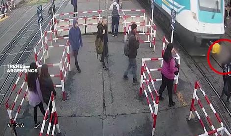 Med brskanjem po telefonu stopil na tramvajsko linijo #video