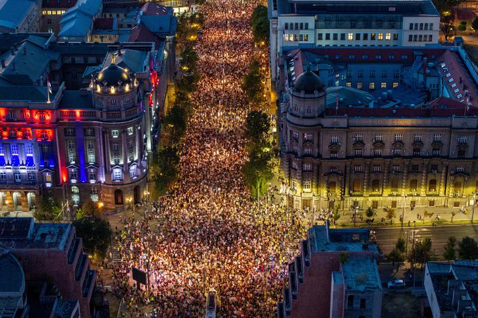 protest v Beogradu | Po uradnih policijskih podatkih je bilo od novembra lani v Srbiji okoli 23.000 protestov, na katerih so zahtevali odgovornost za smrt 16 ljudi. | Foto Reuters